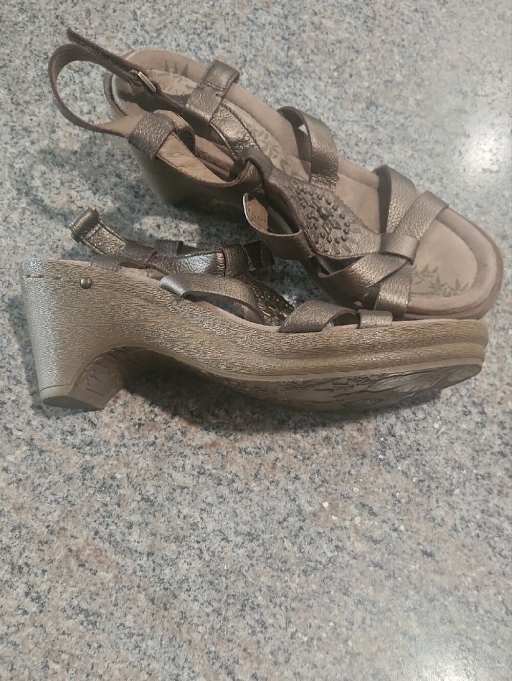 Easy Spirit Metallic Bronze T-Strap Sandals with Decorative Medallion Size 8 - Picture 2 of 7